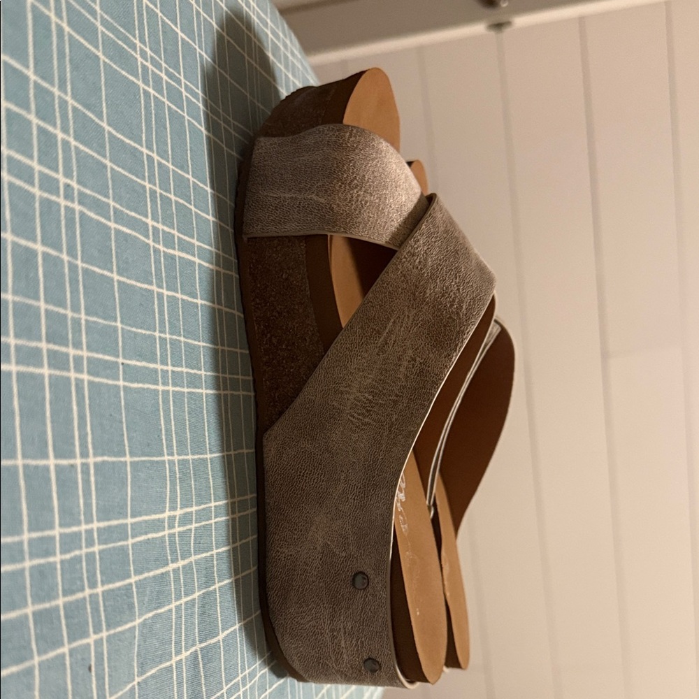 Very G Women's Tan Slide Sandals - Picture 4 of 4